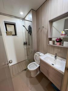 uma casa de banho com um WC, um lavatório e um chuveiro em C-10-04 - 2 Room - Youth City - Nilai - Infinity pool em Nilai