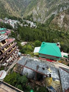 - une vue sur un bâtiment avec une montagne dans l'établissement Mountain Trail, à Dharamshala