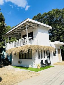 Casa blanca con porche y balcón en StayNest Matabungkay - Private Vacation House, en Lian