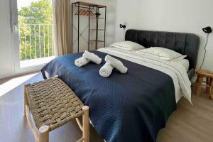 - une chambre avec un grand lit et des serviettes dans l'établissement Urban Haven by the Canal, à Bobigny