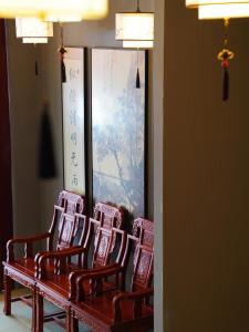 una fila de sillas en una habitación con una foto en Hotel Calmo Chinatown en Singapur
