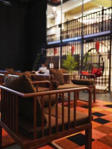 Hotel Calmo Chinatown في سنغافورة: أريكة في غرفة مع غرفة معيشة