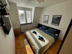 Un pat sau paturi într-o cameră la Cozy Modern Central M's Apartments