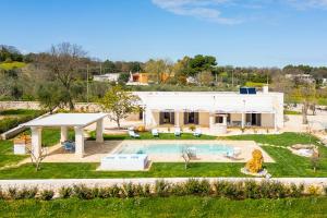 uma vista aérea de uma casa com piscina em Villa Angelita by Villa Plus em Ceglie Messapica