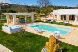 uma imagem de uma piscina num quintal em Villa Angelita by Villa Plus em Ceglie Messapica