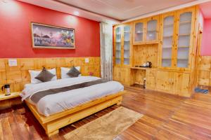 ein Schlafzimmer mit einem Bett und einer roten Wand in der Unterkunft The Onyx Abode in Dharamsala