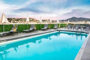 uma piscina no telhado de um hotel com veleiros em Hotel Gounod em Nice