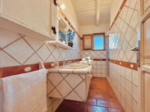 y baño con lavabo y espejo. en Beach Home Baja Sardinia, en Baja Sardinia