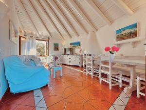 sala de estar con mesa y sillas en Beach Home Baja Sardinia, en Baja Sardinia