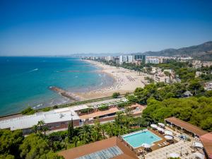 widok na plażę i ocean w obiekcie PALASIET Thalasso Clinic&Hotel w mieście Benicàssim