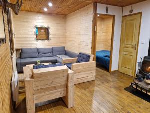 ein Wohnzimmer mit einem blauen Sofa in einer Hütte in der Unterkunft Chalet du Mont Ventoux - Rendez-vous en Provence in Bédoin