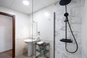 Koupelna v ubytování Piso arquillo del reloj + 19 fotografií