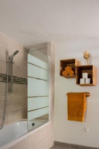 ein Bad mit einer Dusche und einer Glastür in der Unterkunft Apparemment départ GR20 in Calenzana