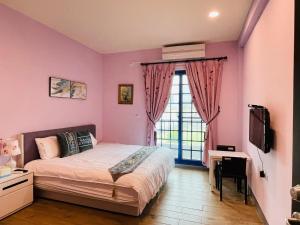 Postel nebo postele na pokoji v ubytování 關山稻香田園民宿