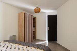 - une chambre avec un lit et un placard dans l'établissement Apparemment départ GR20, à Calenzana