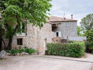 ein Steinhaus mit einer steinernen Einfahrt in der Unterkunft Apparemment départ GR20 in Calenzana