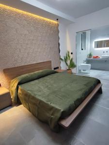 - une chambre avec un grand lit dans l'établissement B8 Luxury Suites- NEW just 2 mins from the beach, à San Pawl il-Baħar