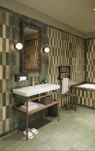uma casa de banho com um lavatório e um espelho em Hotel Gounod em Nice