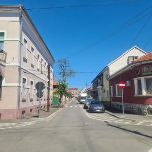 una calle vacía en una pequeña ciudad con edificios en Centru Oradea, en Oradea