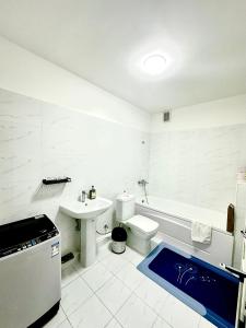 W łazience znajduje się umywalka, toaleta i wanna. w obiekcie Apartment 39 w Ułan Bator