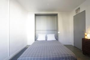 a bedroom with a bed with two white pillows at Le Beach Break - Seignosse Le Penon in Seignosse