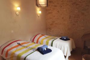 two beds sitting next to each other in a room at Monpazier Situation idéale Lumineux Terrasse in Monpazier +25 photos