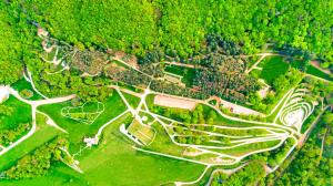 eine Luftansicht eines Parks inmitten eines Waldes in der Unterkunft Bioli Wellness Resort in Kojori