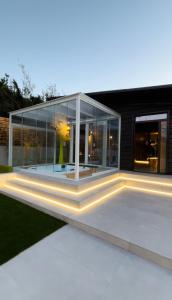 una casa de cristal con luces en el patio en Spera Luxury, en Monreale