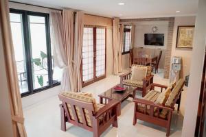 - un salon avec des chaises, une table et un canapé dans l'établissement Warm Pool Mt Villa Teras Teduh, à Karangtengah