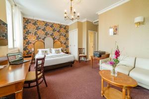 Ένα ή περισσότερα κρεβάτια σε δωμάτιο στο The Originals Boutique, Hôtel Normandie, Auxerre