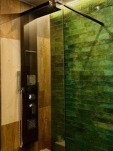 y baño con ducha y puerta de cristal. en Spera Luxury, en Monreale