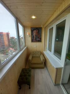 a small room with a bench and two windows at Amber Beach Apartment in Narva-Jõesuu