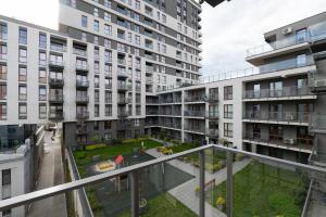un complejo de apartamentos con balcones y un patio en Very Stylish&Secure Penthouse -Free Parking en Lodz