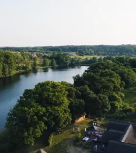 una vista aérea de un río con árboles en Resilienz und Entspannung pur! Neue LODGE am See - ideal für Gruppen und Familien, en Mustin