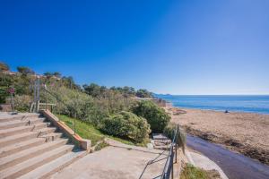 eine Treppe, die zum Strand hinunterführt in der Unterkunft Domaine de la Gaillarde in Roquebrune-sur-Argens