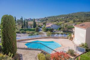 ein Bild eines Swimmingpools in einer Villa in der Unterkunft Domaine de la Gaillarde in Roquebrune-sur-Argens