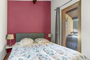 ein Schlafzimmer mit einem Bett und einer roten Wand in der Unterkunft Domaine de la Gaillarde in Roquebrune-sur-Argens + 16 Fotos