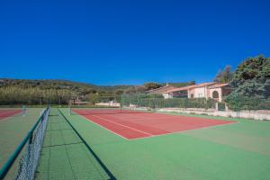 einen Tennisplatz mit zwei Tennisplätzen in der Unterkunft Domaine de la Gaillarde in Roquebrune-sur-Argens