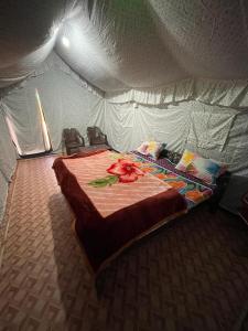 Voodi või voodid majutusasutuse Surkanda Kanatal View Camps - Affordable Camping in Kanatal toas