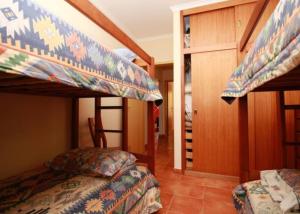 1 Schlafzimmer mit 2 Etagenbetten und einer Treppe in der Unterkunft Angela Beach Place in Vila Baleira