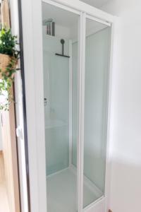 uma porta de duche em vidro na casa de banho em Studio à la campagne em Saint-Martin-le-Gaillard