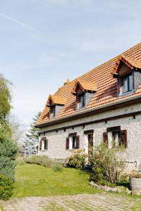 ein Backsteinhaus mit Fenstern und einem Dach in der Unterkunft Studio à la campagne in Saint-Martin-le-Gaillard