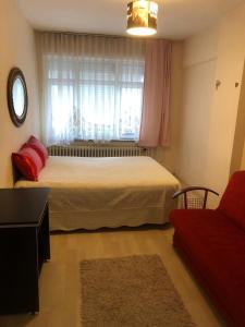 - une chambre avec un lit, une fenêtre et un canapé dans l'établissement Arsel suit, à Istanbul