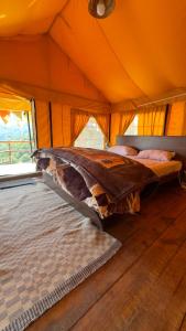 1 Schlafzimmer mit 2 Betten in einem Zelt in der Unterkunft Ananta Prana in Masuri
