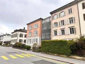 Revier im Städtli-Quartier في غلروس: صف من المباني على شارع المدينة