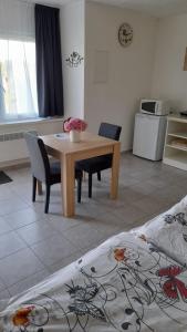 Habitación con mesa, sillas y cocina. en Ubytování Frahelž, en Frahelž