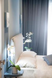 una camera da letto con un letto con due piante in vaso di Il Sanfilippo a Napoli
