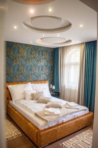 - une chambre avec un grand lit et un plafond dans l'établissement Garden Apartments, à Szeged