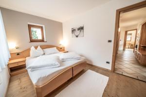 sypialnia z dużym łóżkiem i korytarzem w obiekcie Apartment Misalt w mieście Castelrotto