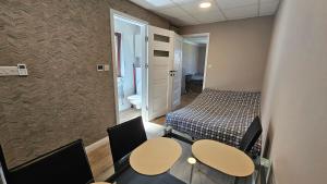 Habitación con 1 cama, 2 mesas y sillas en Holiday Home in Killarney en Killarney